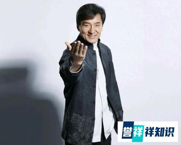 成龙与空姐合照索要地址惹争议，网友纷纷调侃