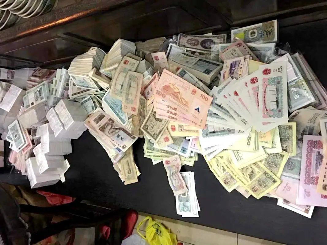 老人去世后家人整理遗物,发现了一柜子零钱,老人的晚年生活是怎样度过的?