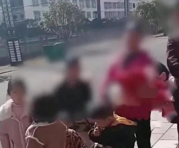 有人登门想领养江西身亡夫妻留下的8个孩子,家人:一个都不能少