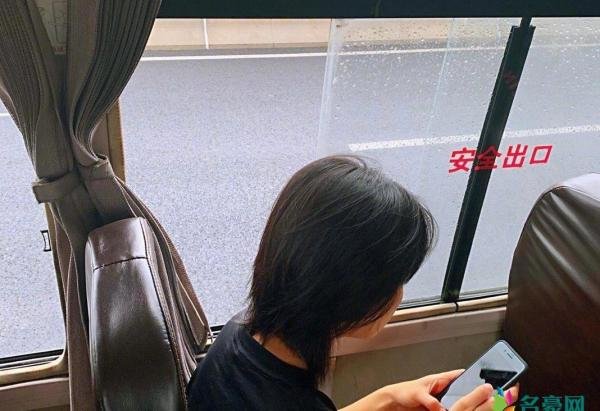 周笔畅因台风被困 在线寻求网友帮助：我该怎么办