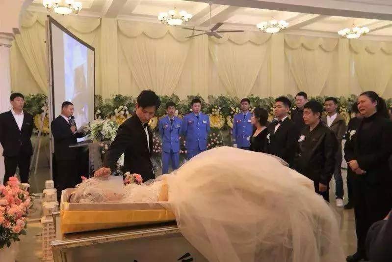 看哭了！35岁男子为何要在殡仪馆里举行婚礼？