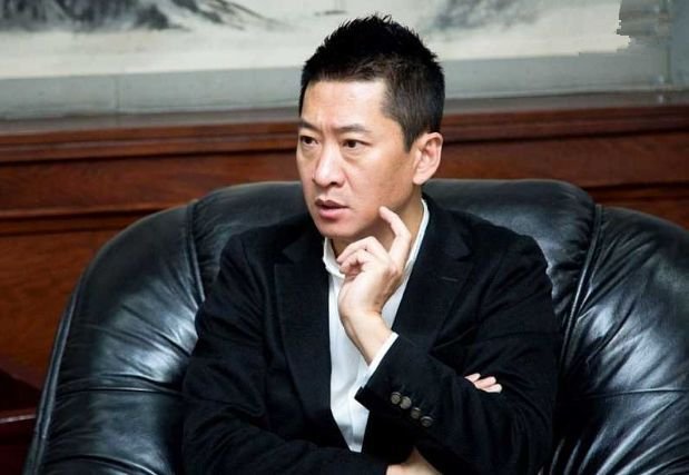 周杰捐献2万斤大米。大家是否还记得曾经的尔康呢?