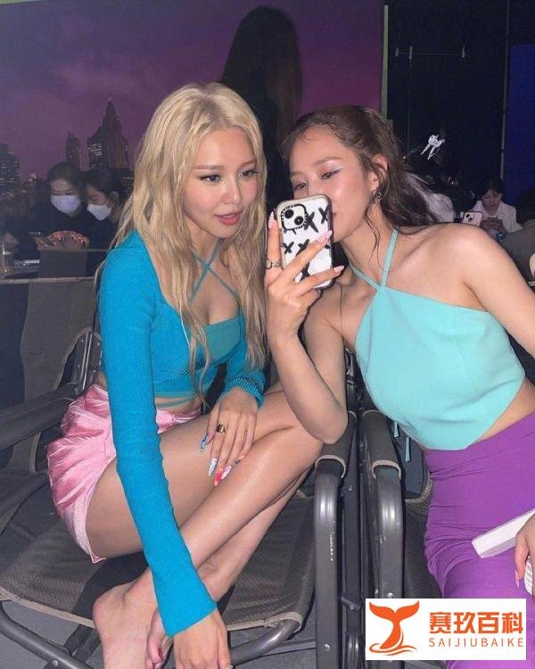 少女时代崔秀英晒与权俞利、黄美英亲密合照，大秀性感美腿