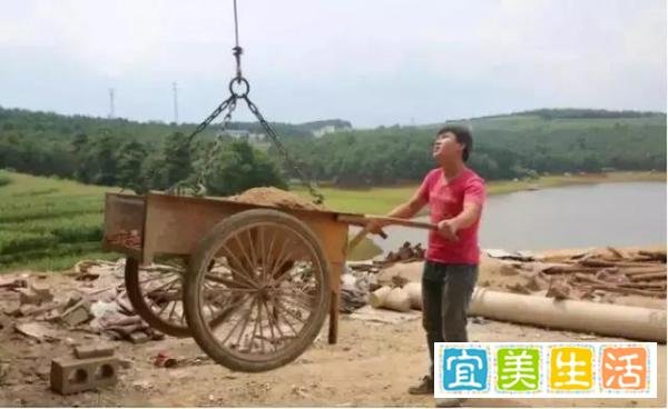 “工地上收到北大通知书“的男孩