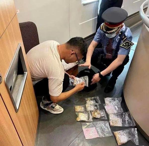 整整2公斤!郑州高铁车长捡到价值百万黄金