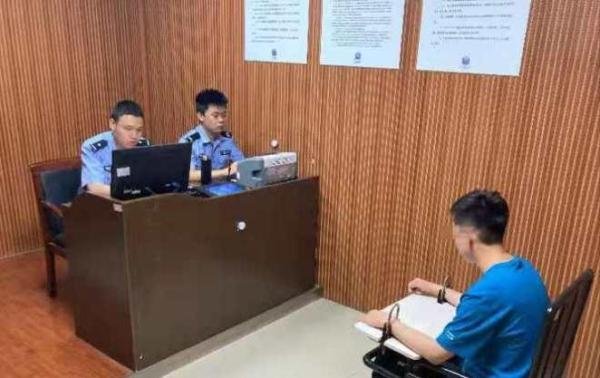 00后打工小伙被骗后反骗他人4738元,爷爷跋涉千里带他自首,一句话让人心酸…