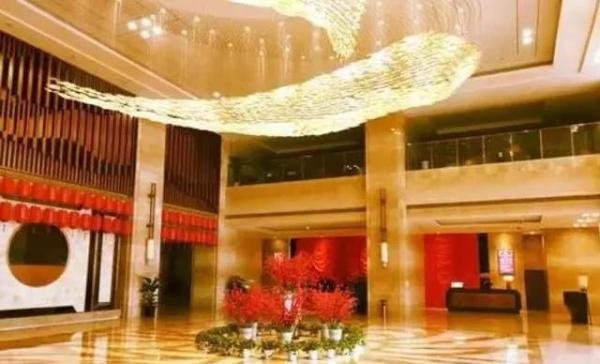 军长叫来500士兵砸场子,警察局长吓得不敢动,起因竟是一个杯子