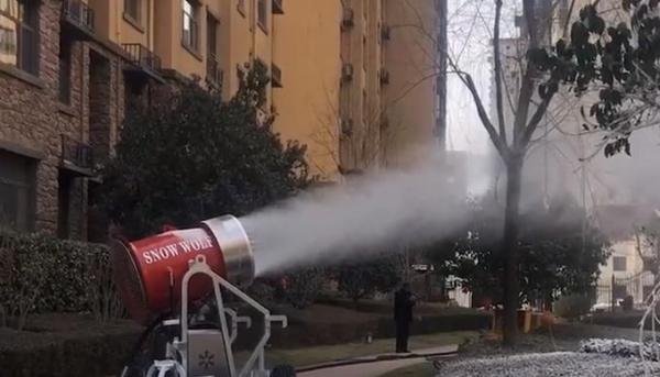 小区自购造雪机提升业主幸福度 这是咋情况？