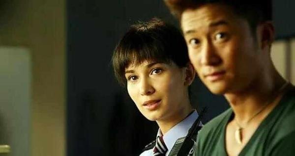 《狼牙》里阿布到底是干什么的？？怎么那么多伤