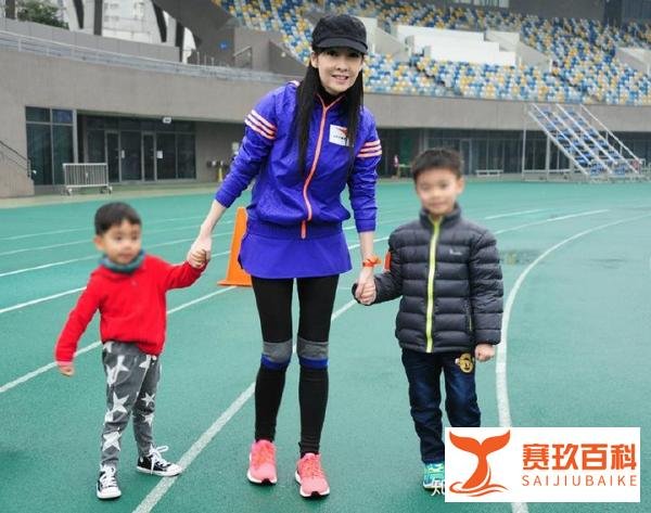 51岁周慧敏穿运动装晒健身照，不光脸嫩，连身材都停在少女时期