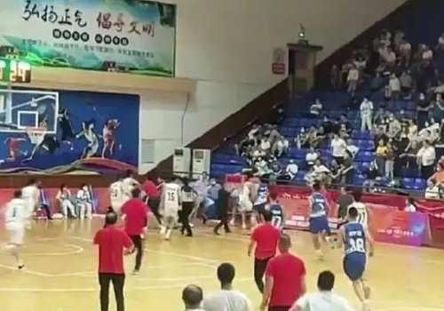 湖南青少年篮球决赛现场两队互殴，引发冲突的原因是什么？