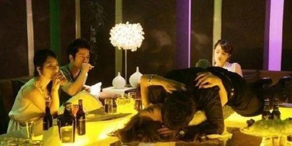 韩国风月电影《顶楼大象》:寻找失去的爱情与自我