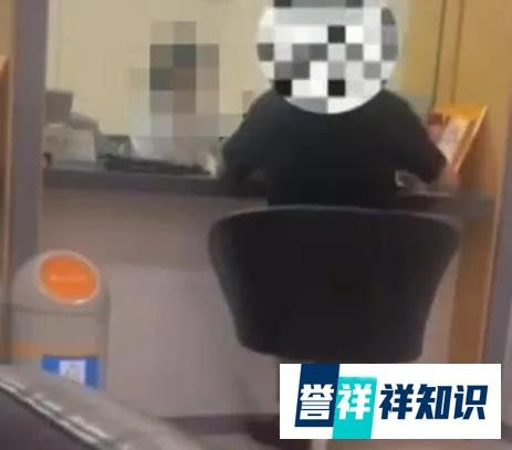 男子不满柜员询问取款用途1次取1元，“不把你开除，我不干”！