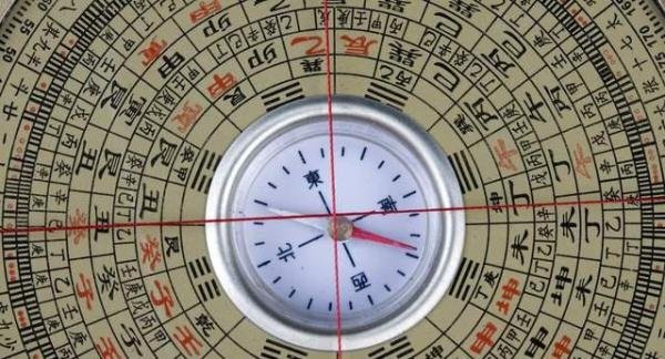 小说《鬼吹灯》开棺前,为什么要在墓室东南角点蜡烛?有什么讲究?