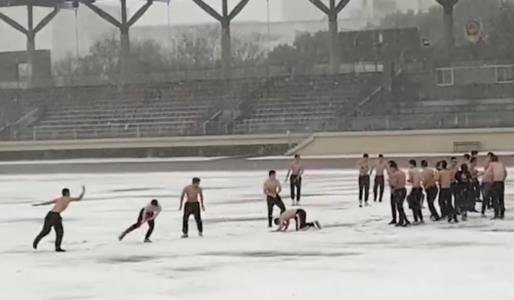 高校男生在雪中光膀子打雪仗，校方为何没有阻止？