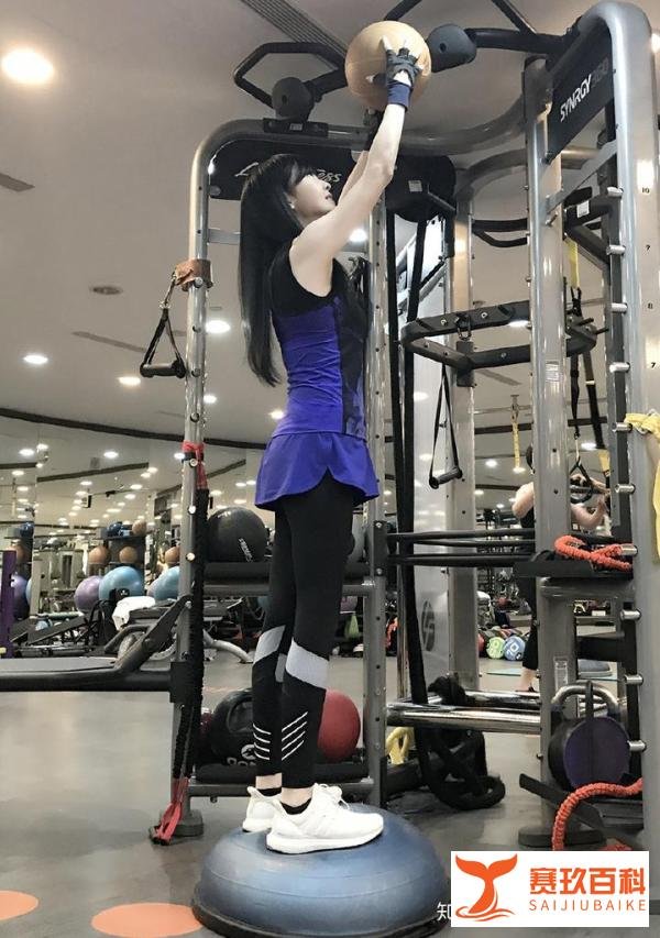 51岁周慧敏穿运动装晒健身照，不光脸嫩，连身材都停在少女时期