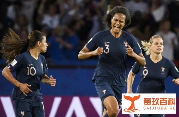 美国女足2-1法国晋级四强,传奇队长双响 东道主轰然倒下!