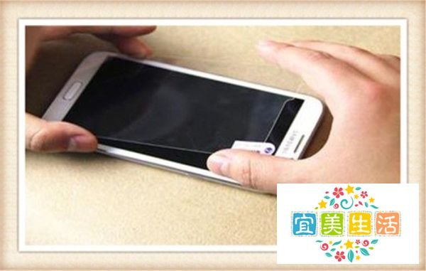 怎样学邓超天桥给手机正确贴膜