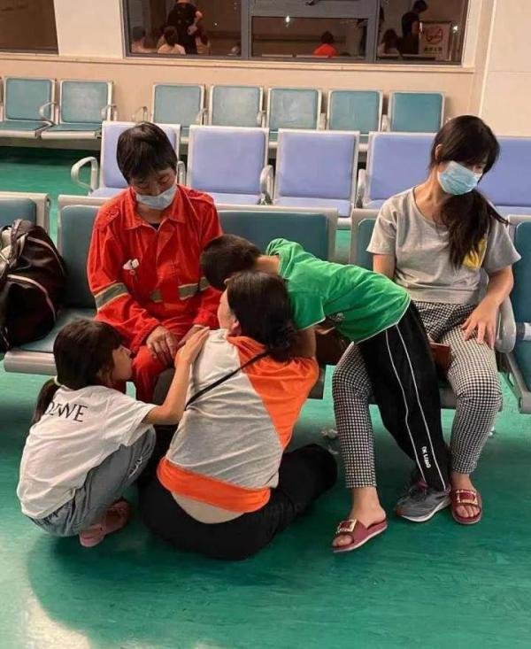 电瓶车行驶中爆燃 烧伤女孩病危