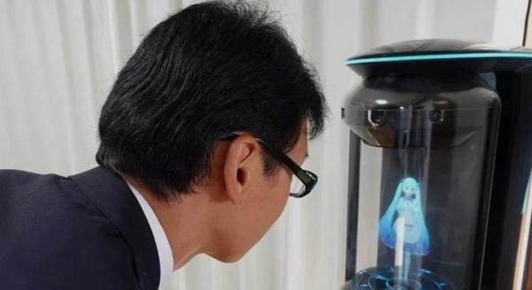 还记得那个迎娶初音未来的日本宅男吗?两人其实已经离婚快4年了