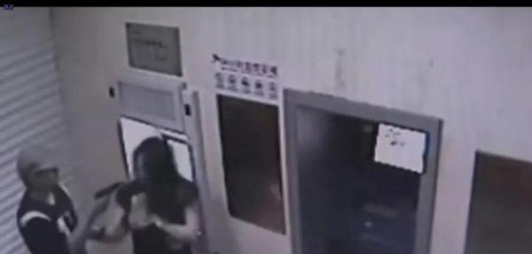 “有本事打死我！”辽宁女子银行取钱遇劫匪，因拒交2000块，被当场一枪爆头
