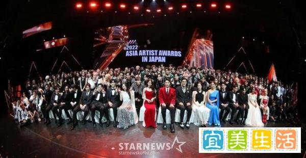 演员坐C位、爱豆靠边站?韩国AAA颁奖典礼集体照引争议