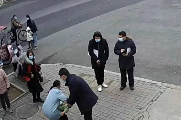 男子身藏斧头与妻子法院门口争执 这是咋情况？