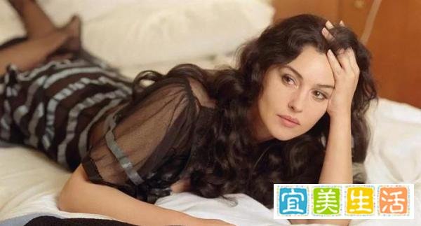 女神莫妮卡·贝鲁奇不止有西西里的美丽传说，这部爽片你看过吗？