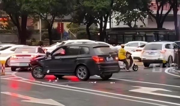 广州宝马撞人案司机二审判死刑;男子上海弄堂蹭饭碰壁引热议