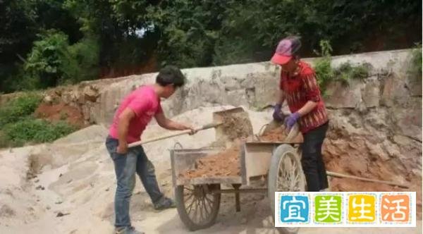 “工地上收到北大通知书“的男孩