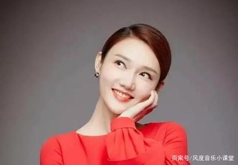 央视主持人龙洋晒近照，身材单薄似纸片人，纤细腰肢仅有巴掌大，你怎么看?