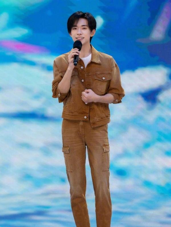 网友实名投诉易烊千玺,调查结果还不知情,信息反被泄露给后援会