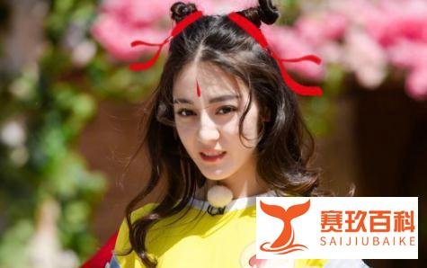 鹿晗关晓彤聚餐再被网友偶遇，关晓彤依偎鹿晗身旁小鸟依人