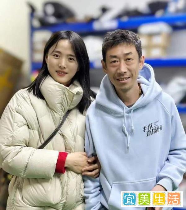 《狂飙》疯驴子走红后，与粉丝亲切合照，角色与实际年龄相差太远