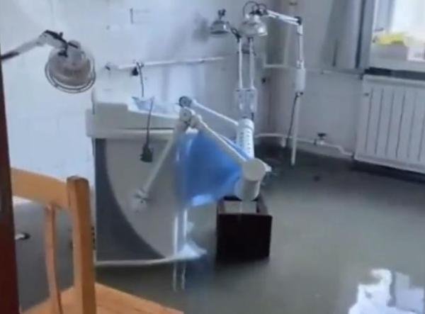 暴雨袭击！湖北潜江医院针灸室、病房全都被水淹了！