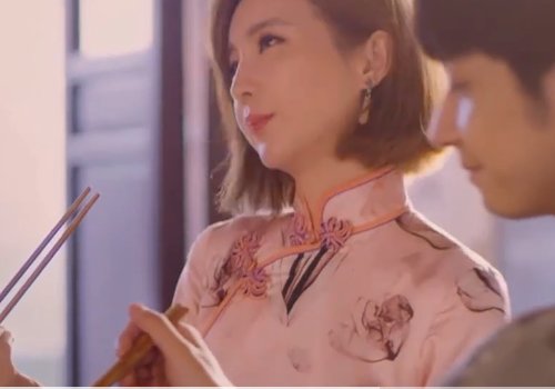 一个女的穿旗袍男主捡筷子还流鼻血什么电视？