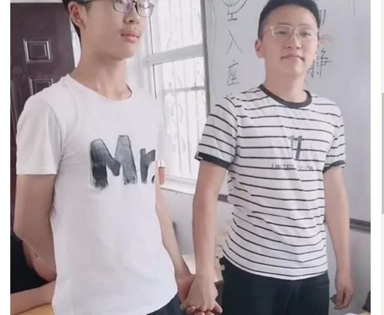 两男生吵架被罚牵手，为何老师会有这样的惩罚？