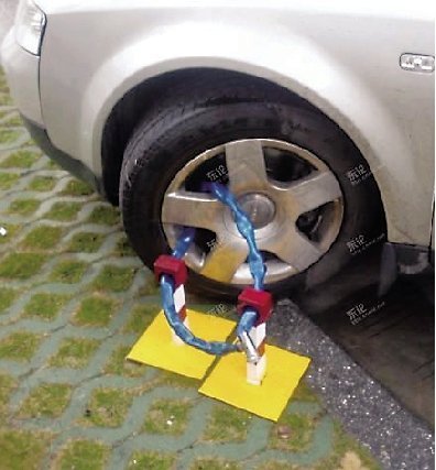 私家车堵别人家车库门，被泼水变冰冻车，若车造成损坏，泼水者需负责吗？