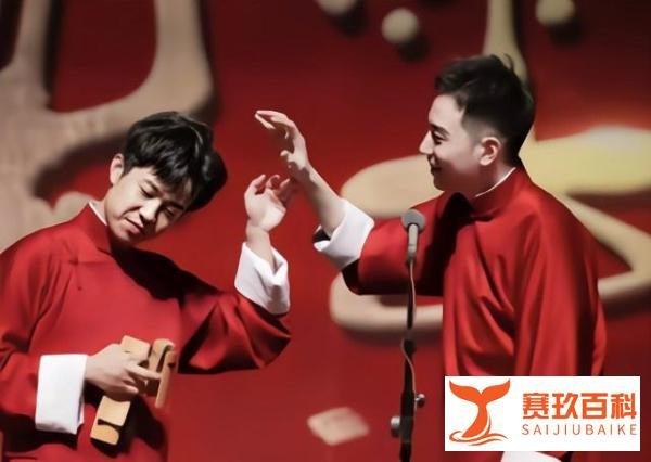 郭德纲外甥王九龙，和女友约会后在路边小便，吃零食还嗦手指