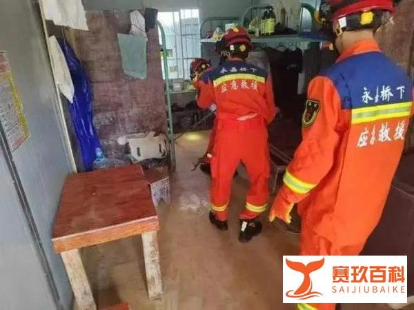 阿姨听到敲门声 开门一看是条眼镜蛇