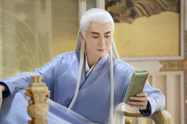 枕上书中，魔尊和东华有什么特殊的关系吗？