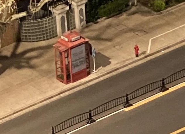 在上海电话亭住了一个月的女人是谁？她为何会被赶走？