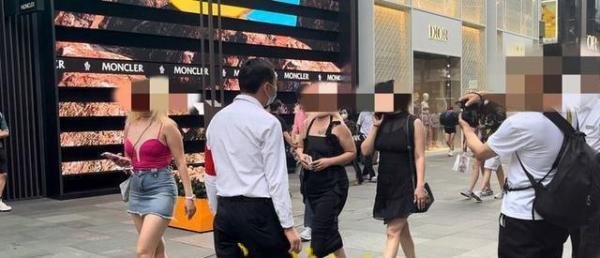 “国企领导牵手门”风波之后，成都太古里街拍热度未减，街拍警示牌成打卡点