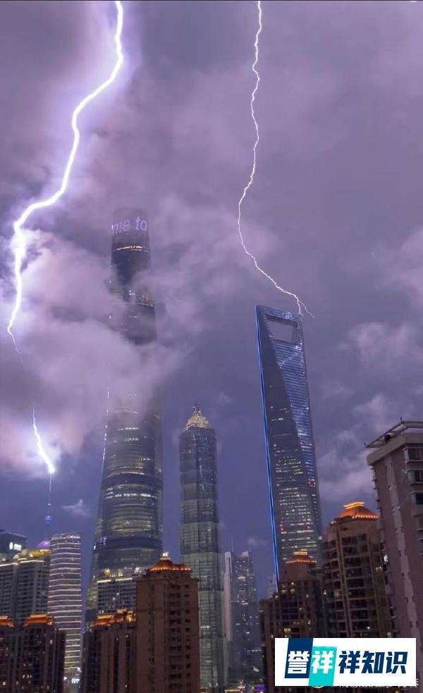 堪比大片！上海东方明珠塔被闪电击中，外滩游客发出连连惊叹