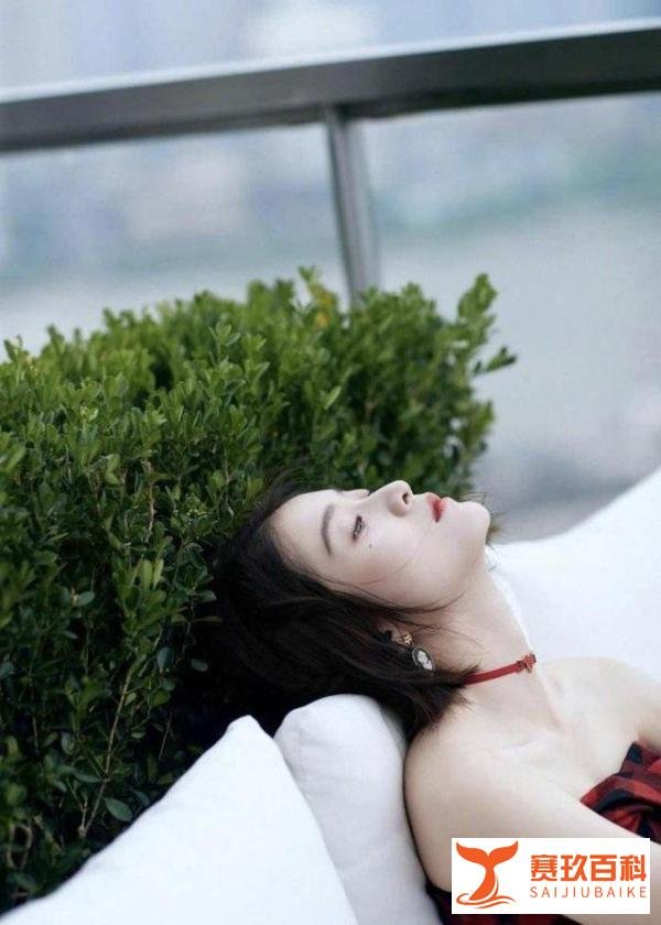 她无意间把妹妹带进了演艺圈，今妹妹火遍全国，她却早已鲜为人知