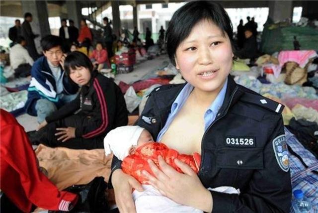 汶川地震中，一位“警察妈妈”给婴儿喂奶被破格提拔，后来怎样了？