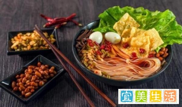 游客打包242碗柳州螺蛳粉，开车7小时带回广东！