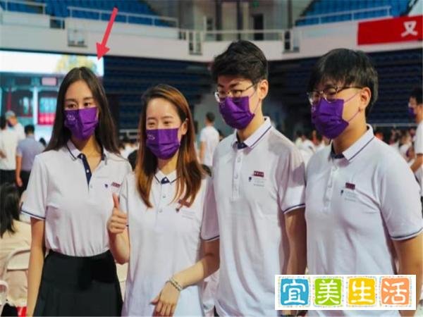 何猷君为赌王小女儿报喜，原来是考上清华研究生了，有钱还貌美