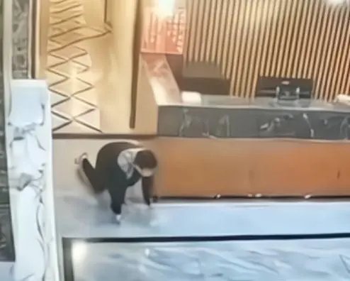 安徽一男子按摩花了五百元,趁店员睡着一路爬到门口逃单,其行为如何定性?