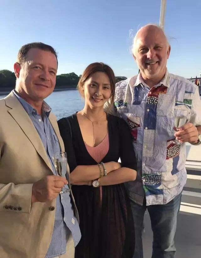 最美跳水裁判饶琅,身材傲人美到令人窒息,为什么42岁仍然单身?